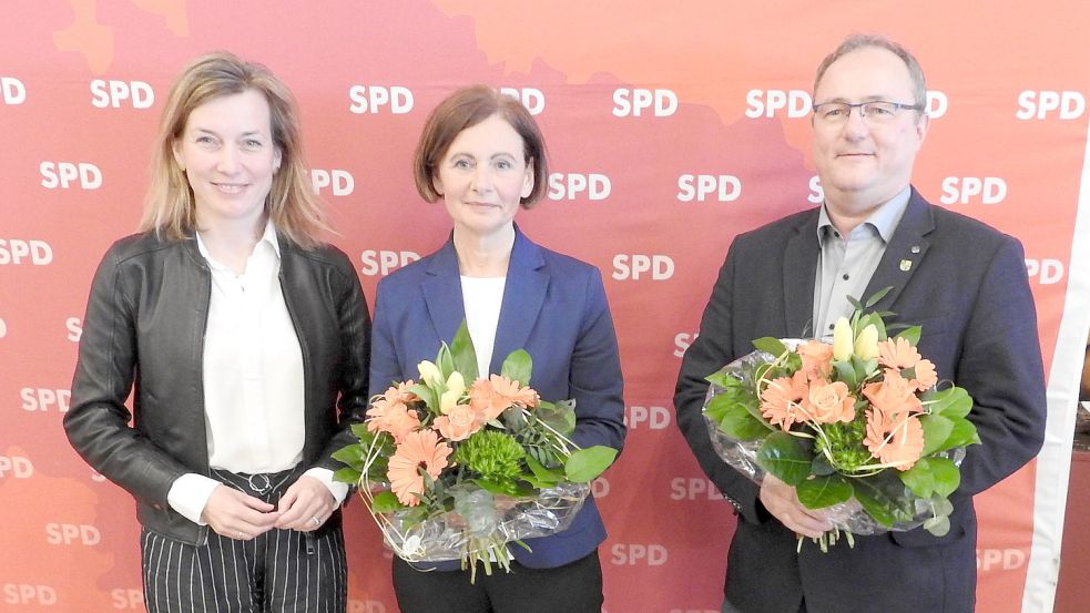 Siemtje Möller (MdB, links) mit der neuen Doppelspitze: Karin Emken, die Esenser Bürgermeisterin, und Werner Ihnken vom Ortsverein Holtriem teilen sich die Führung der SPD im Kreis Wittmund. Foto: Archiv