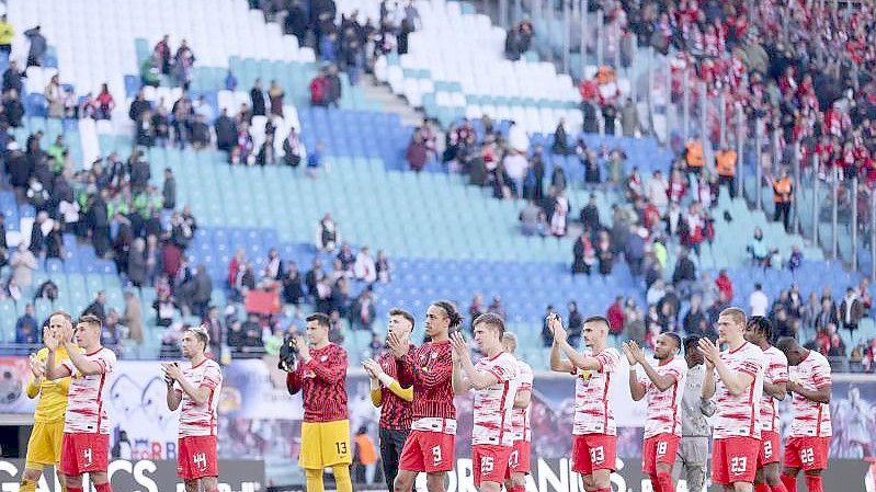 Leipzigs Spieler bedanken sich nach der 1:2-Niederlage bei den Fans. Foto: Jan Woitas/dpa
