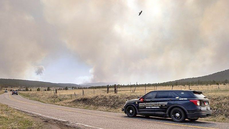 Dicke Rauchwolken: Beamte des San Miguel County Sheriffs patrouillieren in der Nähe von Penasco Blanco. Foto: Eddie Moore/The Albuquerque Journal/dpa