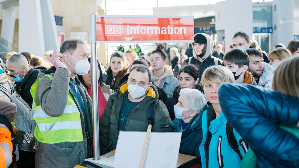 Über das Drehkreuz Hannover-Laatzen werden die Flüchtlinge in Niedersachsen in die Landkreise verteilt – und kommen von hieraus auch nach Aurich. Foto: Spata/dpa