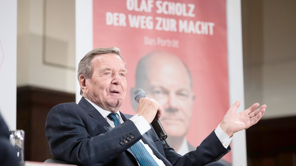 Dezember 2021: Altkanzler Schröder stellte damals noch eine Biografie über Olaf Scholz vor. Jetzt wird er zur Belastung - nicht nur für die SPD. Foto: dpa