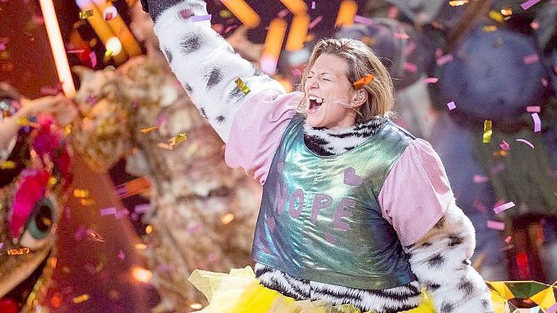 Ella Endlich, das Zebra, hat die 6. Staffel der Prosieben-Show „The Masked Singer“ gewonnen. Foto: Rolf Vennenbernd/dpa