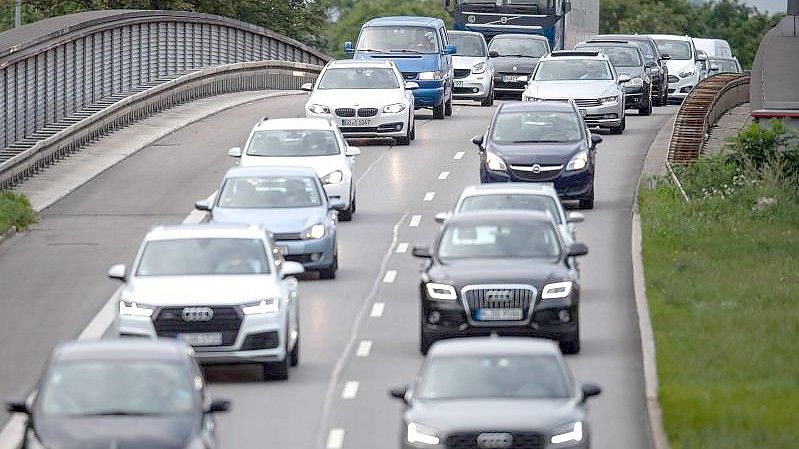 Geländewagen und SUVs mit Allradantrieb tummeln sich längst nicht mehr nur auf dem Land. Foto: Sina Schuldt/dpa