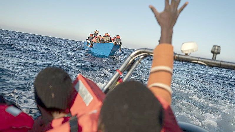 Migranten und Flüchtlinge treiben auf einem überfüllten Holzboot im Mittelmeer (Symbolbild). Foto: Pau De La Calle/AP/dpa