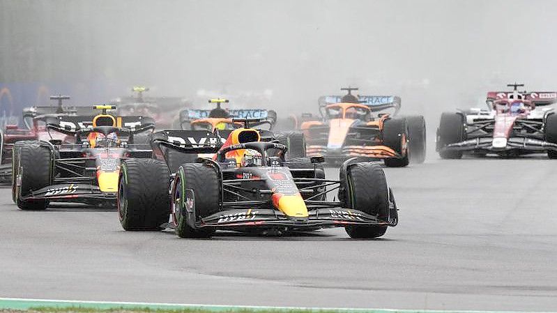 Max Verstappen geht am Start in Führung. Foto: Luca Bruno/AP/dpa