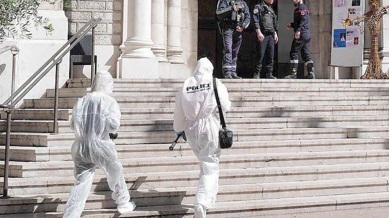 Forensiker der Polizei treffen vor der Kirche Saint-Pierre d'Arene ein, um nach der Messerattacke Untersuchungen durchzuführen. Foto: Valery Hache/AFP/dpa