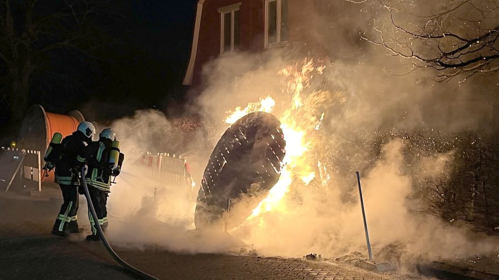Die Einsatzkräfte gingen unter Atemschutz vor. Foto: Feuerwehr Aurich