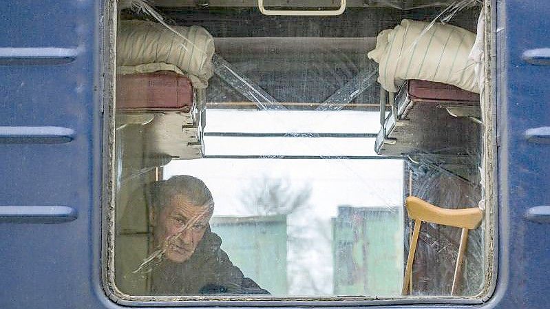 Ein Mann aus dem Donbass wartet am Bahnhof von Pokrowsk auf seine Evakuierung in eine sichere Stadt in der Ukraine. Foto: Celestino Arce Lavin/ZUMA Press Wire/dpa