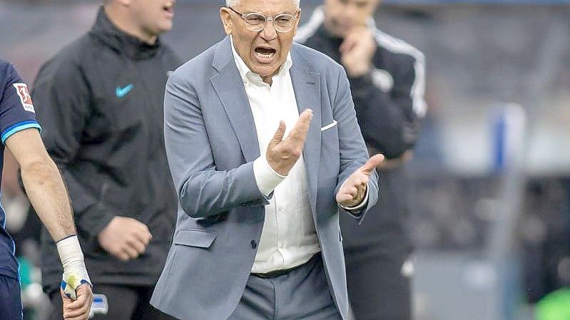 Einpeitscher, Magier, Mittler, Trickser: Cheftrainer Felix Magath bringt Hertha BSC wieder auf Kurs. Foto: Andreas Gora/dpa