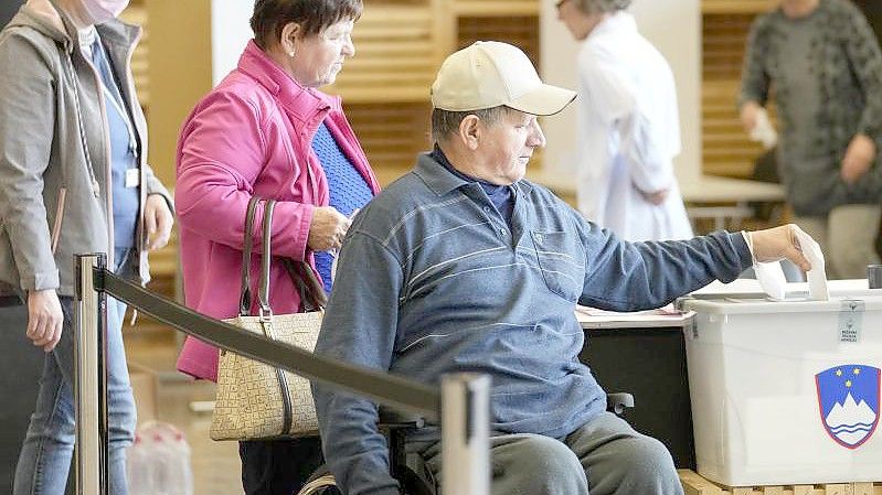 Knapp 1,7 Millionen Slowenen wählen am Sonntag ein neues Parlament. Foto: Darko Bandic/AP/dpa