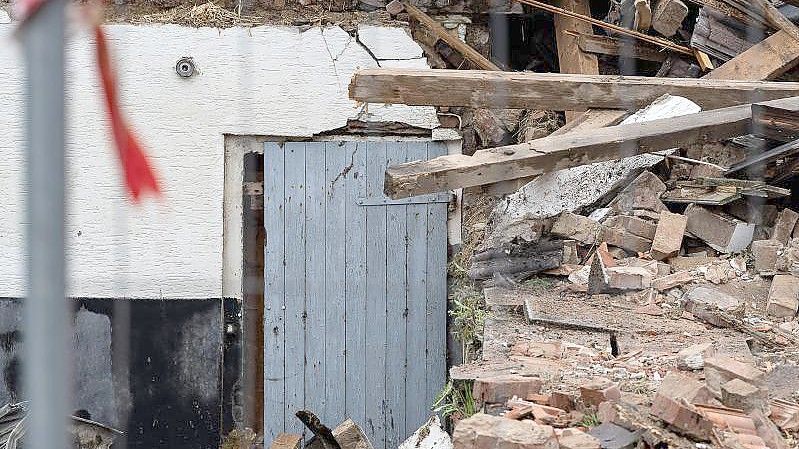 Das „Horrorhaus“ von Höxter wird dem Erdboden gleichgemacht. Foto: Swen Pförtner/dpa