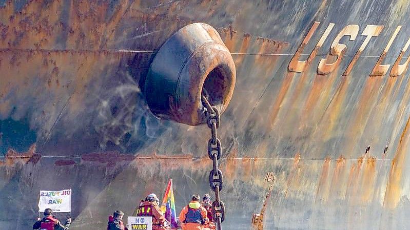„Stop fuelling the war“: Die vier Aktivisten protestierten in kleinen Booten und Kajaks vor dem Öltanker Ust Luga. Foto: Ole Berg-Rusten/NTB/dpa