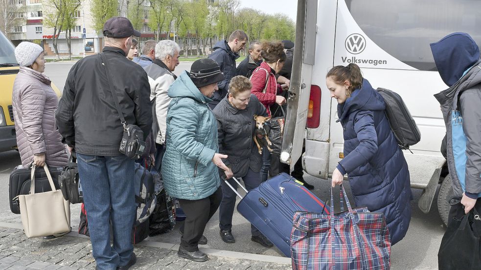 Immer mehr Menschen flüchten aus der Ukraine – auch in Ostfriesland müssen deshalb noch mehr Betroffene aufgenommen werden. Foto: Andriyenko/AP/dpa