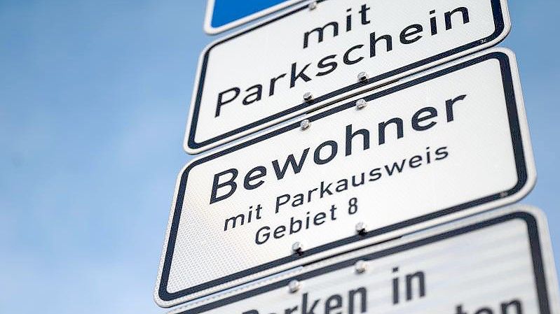 2020 hatten Bundestag und Bundesrat eine Obergrenze bei Anwohnerparkausweisen von 30,70 Euro pro Jahr gekippt. Foto: Marijan Murat/dpa