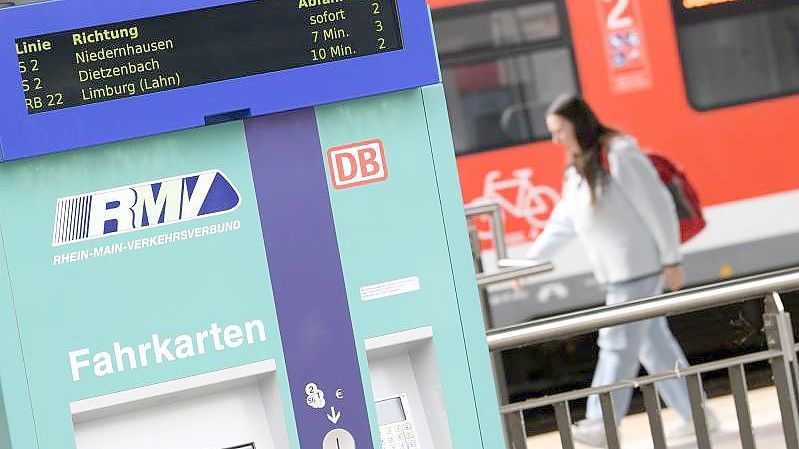 Fahrkartenautomat in Hofheim. Derzeit bereiten sich die Verkehrsverbünde auf das 9-Euro-Ticket vor, das ab 1. Juni gelten soll. Foto: Arne Dedert/dpa