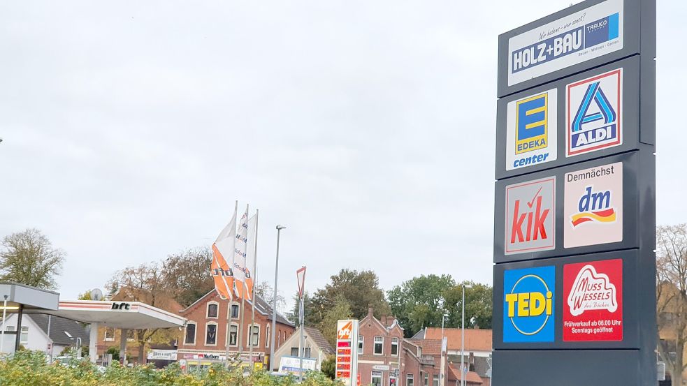 Auf der Werbesäule am Kreisel können Kunden schon erkennen, dass die Drogeriemarktkette dm im Einkaufszentrum an der Neuen Feldstraße in Weener eine Filiale eröffnet. Foto: Gettkowski