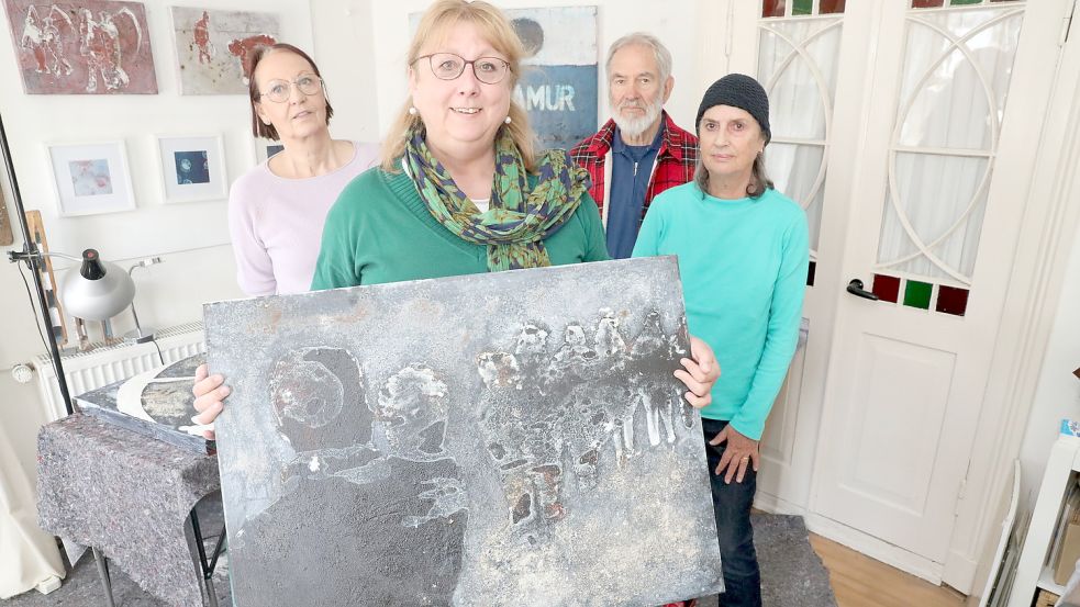 Gehören mit zu den Künstlern, die ihre Werke in der Wanderausstellung ausstellen: „IngOhmes“ (von links), Gina Sossna-Wunder sowie Rolf und Margit Hillen. Sossna-Wunder zeigt eines der Bilder, welches in der Ausstellung zu sehen sein wird. Foto: Hock