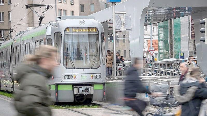 Ab Juni soll für drei Monate bundesweit ein günstiges Ticket im Nah- und Regionalverkehr gelten. Foto: Sina Schuldt/dpa