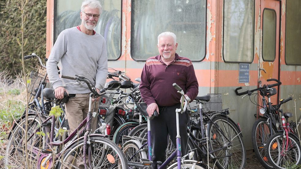 Helmut Janssen (links) und Horst Fisser helfen geflüchteten Menschen dabei, unabhängiger zu werden. Foto: Boki