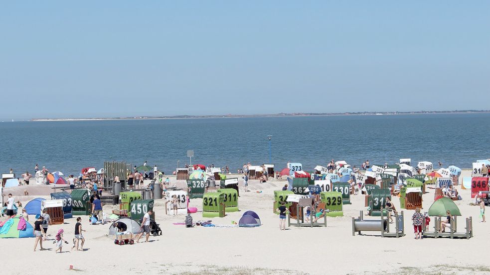 Volle Strände, gute Geschäfte. Hier eine Aufnahme aus Neuharlingersiel. Foto: Oltmanns/Archiv