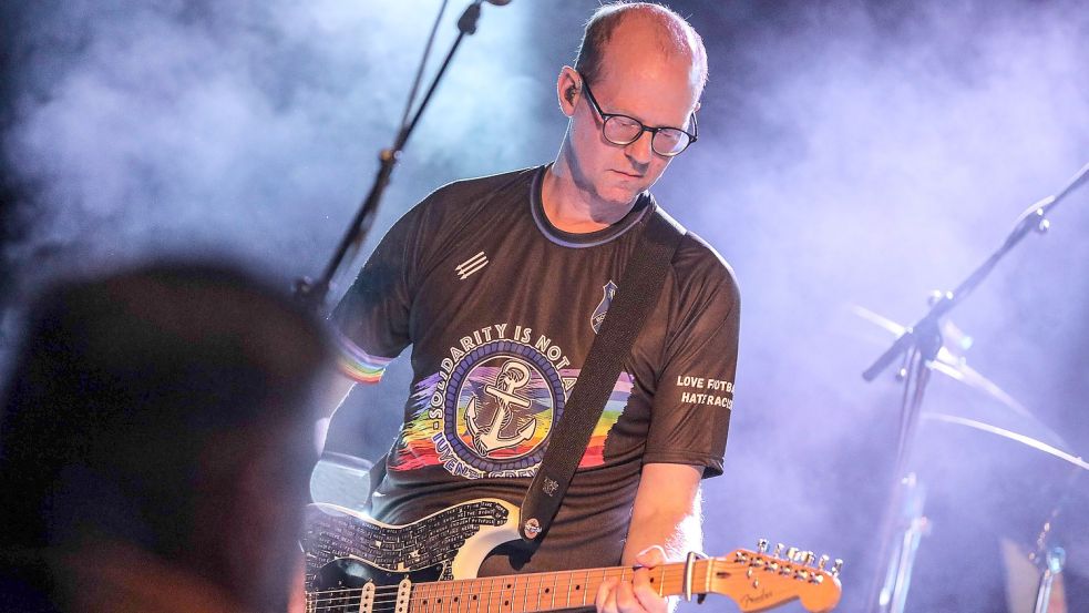 Standesgemäß im Trikot von Borussia Leer: Kettcar-Gitarrist Erik Langer. Vor dem Auftritt der Band im Zollhaus hat unsere Zeitung mit ihm gesprochen. Foto: Hock