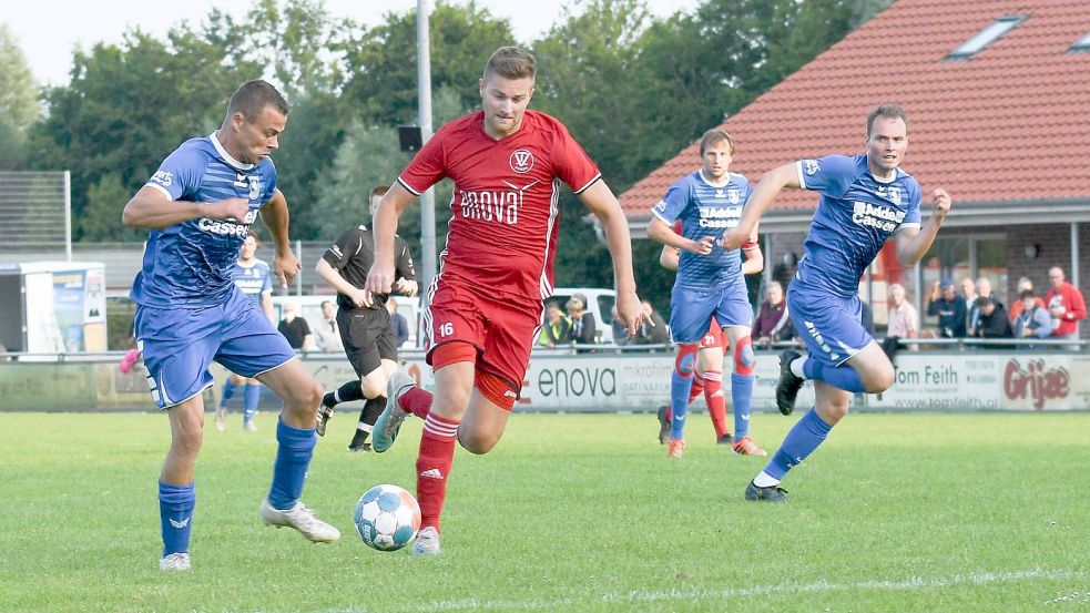 Im vergangenen Jahr trug der TV Bunde (rote Trikots) das Achtelfinalspiel gegen den TuS Esens auf eigenem Platz aus. Die Rheiderländer verloren die Partie mit 2:3. Foto: Lohmann