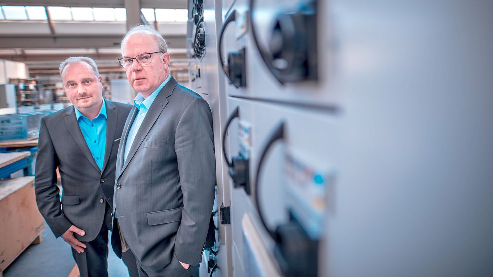 Die Firmenspitze von Rolf Janssen Elektrotechnische Werke, Karl-Heinz Meinders (links) und Dieter Janssen, hat in diesem Jahr auf einen Stand auf der Hannover Messe verzichtet. Foto: Cordsen/Archiv