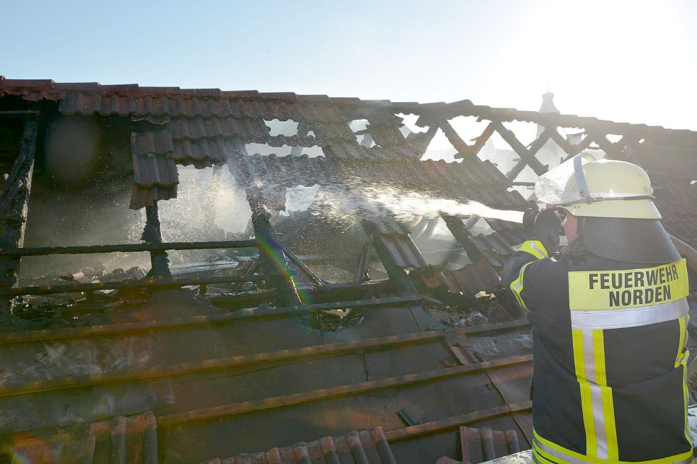 Die Wehr war mit zahlreichen Kräften vor Ort, um den Brand zu löschen.