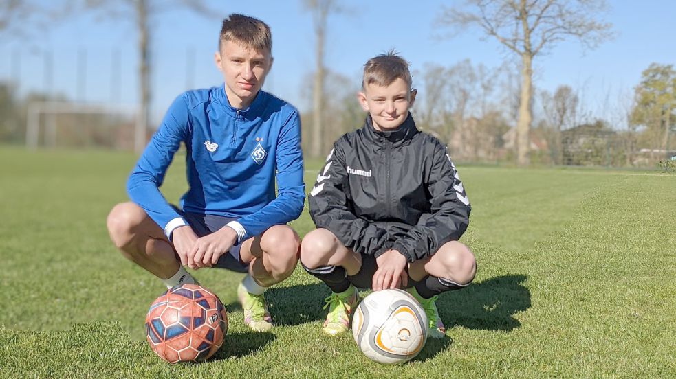Die beiden Brüder Sasha (links) und Max Hryhorash kommen mehrmals die Woche zum Fußballspielen zum Sportplatz des SV Nortmoor. Sie trainieren bei Mannschaften mit, absolvieren aber auch private Einheiten. Foto: Homes