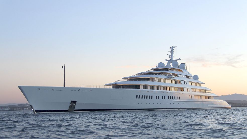 Die Motoryacht Azzam, gebaut von der Bremer Lürssen-Werft, ist mit 180 Metern die längste Yacht der Welt. Foto: imago images/TheYachtPhoto.com