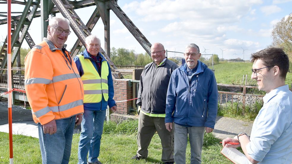 Viele Besucher nutzten die Einladung der Deutschen Bahn am Dienstag zum Baustellengespräch direkt bei der alten Eisenbahnbrücke über die Ems bei Hilkenborg, um sich bei den Mitarbeitern der Bahn über den aktuellen Stand der Arbeiten und über die Pläne für den Neubau der Friesenbrücke zu informieren. Foto: Ammermann