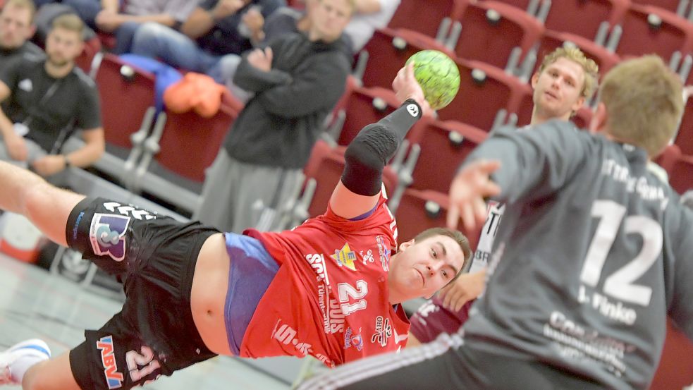 Sich lang gemacht haben die OHV-Handballer um Nikita Pliuto auch in Bissendorf. Archivbild: Ortgies