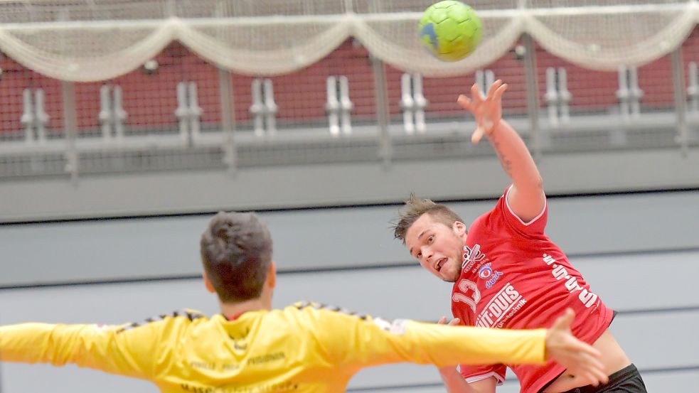 Lukas Günsel (rechts) hört mit dem Handballsport auf und wird künftig für den SV Wallinghausen die Fußballschuhe schnüren. Archivfoto: Ortgies