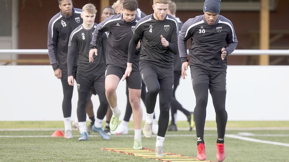 Niels Willems (Zweiter von rechts) unterschrieb einen Vertrag bei Kickers. Liam El Mansouri (hinter Willems) zeigte beim Training sein Talent. Fotos: Doden