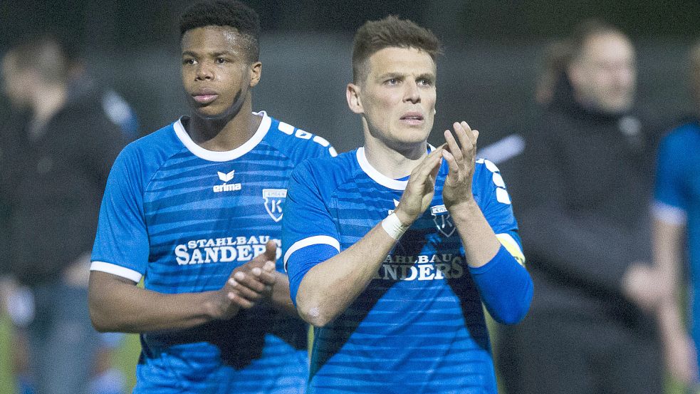 Kickers-Kapitän Bastian Dassel /rechts) und Gabriel Bamezon bedanken sich nach der Partie bei den Fans. Foto: Doden