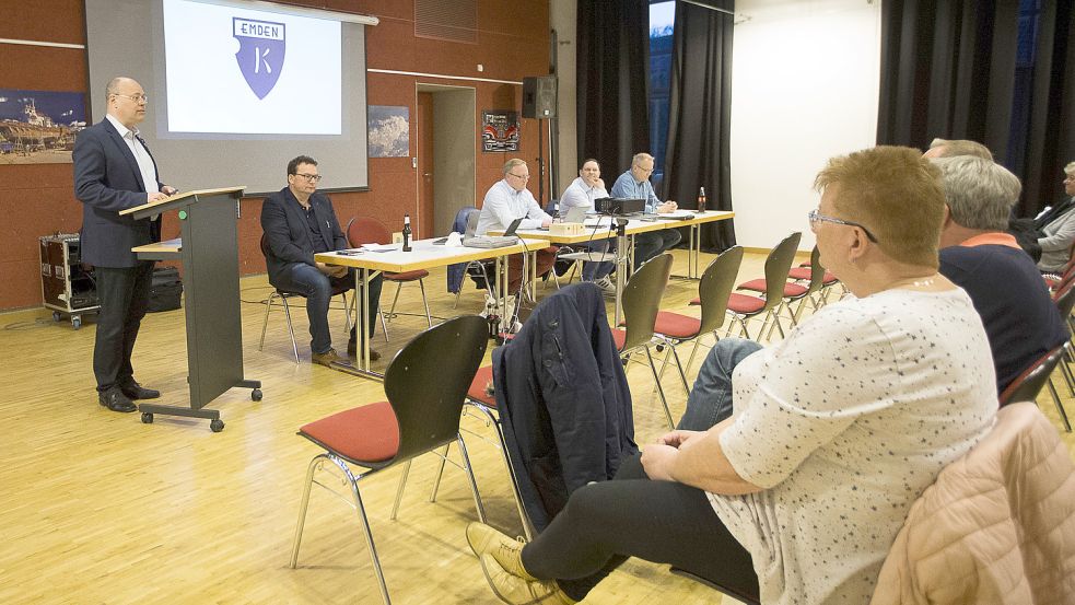 Vorsitzender Dr. Jörg Winter (links) konnte auf der Jahreshauptversammlung von Kickers Emden 25 Mitglieder begrüßen.