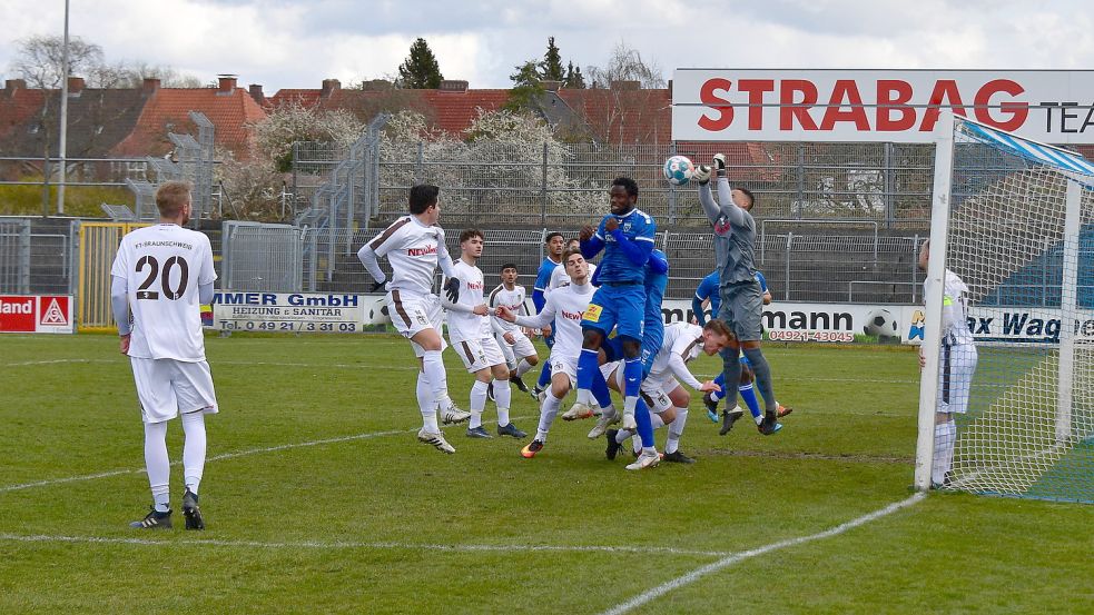 Alle Hände voll zu tun hatte Braunschweigs Torhüter Ken Venancio am Sonnabend beim Spiel in Emden. Kickers setzte seine Erfolgsserie fort und gewann mit 2:0. Fotos: Wagenaar