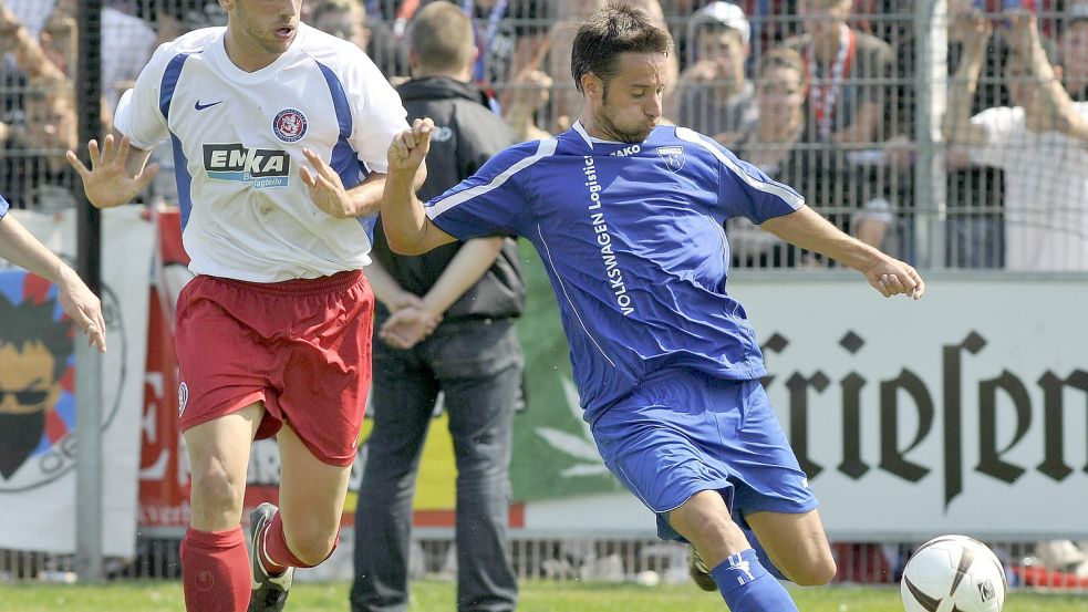 Mittelfeldspieler Tom Moosmayer (rechts) gehörte vor rund 15 Jahren zu den Emdern Leistungsträgern in den Drittligajahren. Das Foto zeigt ihn im Heimspiel gegen den Wuppertaler SV.Foto: Imago