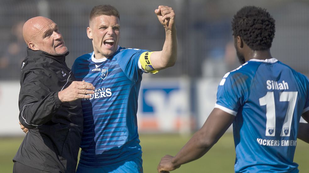 Kickers-Trainer Stefan Emmerling (von links) freut sich mit Kapitän Bastian Dassel und Ibrahim Sillah über den 1:0-Erfolg. Foto: Doden