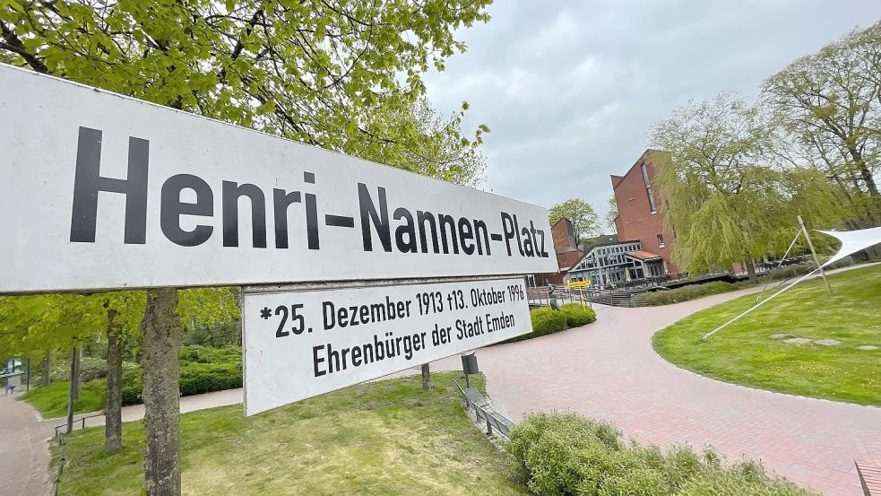 Der Henri-Nannen-Platz vor der Kunsthalle in Emden. Aus Anerkennung für den Mäzen und berühmten Sohn der Stadt wurde nach ihm die Hahn’sche Insel im Dezember 2013 umbenannt. Foto: Päschel