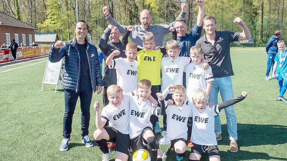 Siegerbild mit Stargast: Alexander Nouri (links) übergab allen Teams die Pokale. So auch den Siegerpokal an die JSG Riepe/Simonswolde/Ihlow. Foto: EWE