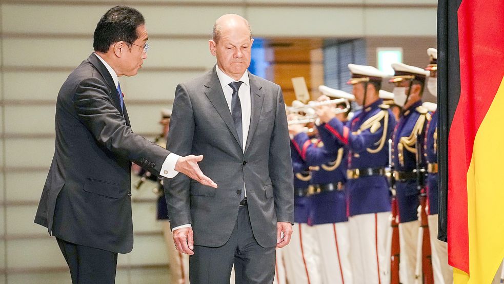 Während der deutsche Bundestag grünes Licht für die Lieferung schwerer Waffen an die Ukraine gibt, ist Bundeskanzler Olaf Scholz auf Staatsbesuch in Japan. Foto: Kay Nietfeld