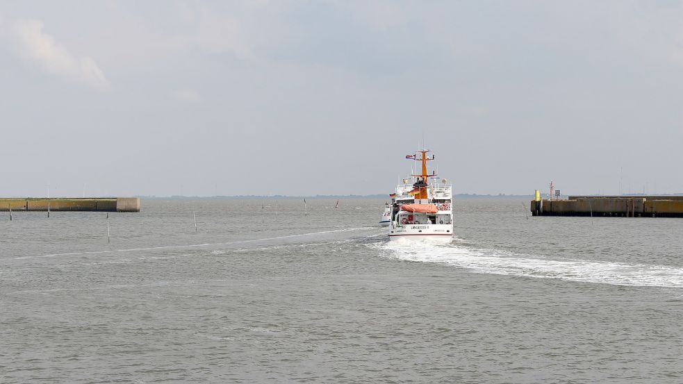 Eine Langeoog-Fähre auf dem Weg nach Bensersiel. Foto: Oltmanns