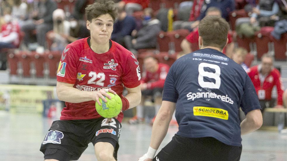 Aurichs Youngster Jonas Wark (links) fällt im Spiel gegen Ahlen wegen Rückenschmerzen aus. Foto: Doden