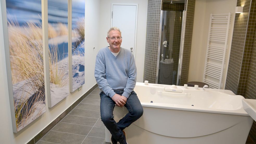 Der Leiter der Bädersparte bei den Wirtschaftsbetrieben, Vollmar Constapel, hat auf dem Rand der Meerwasserwanne Platz genommen und hofft, dass der Prüfungskommission das neue Therapiebad gefällt. Fotos: Heidi Janssen