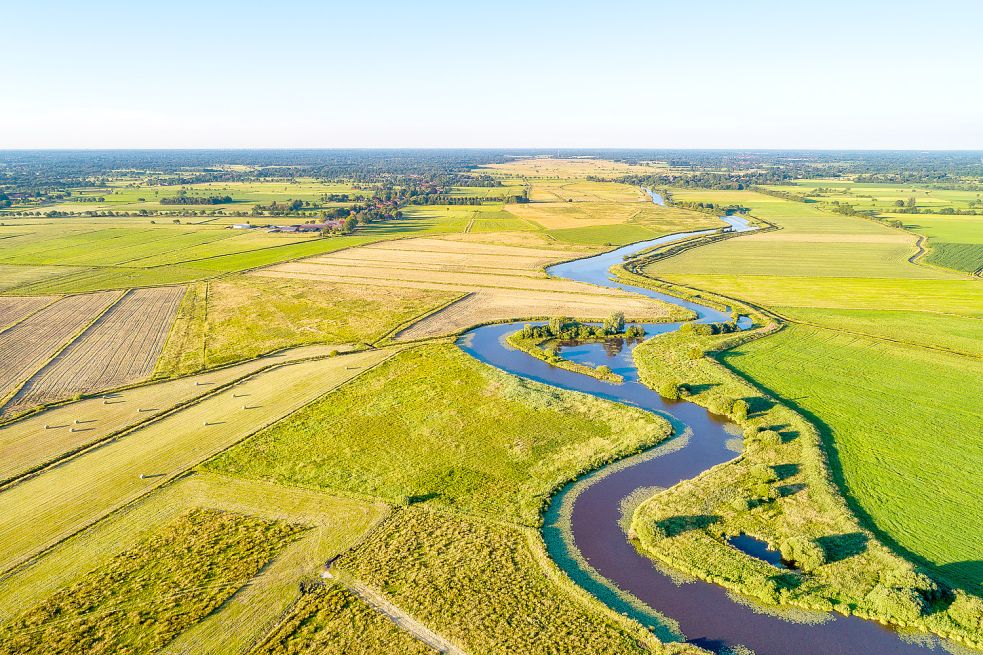 Im Kreisentwicklungsausschuss in Leer wird die Lösung für das Fehntjer Tief diskutiert. Bild: rphfoto - stock.adobe.com