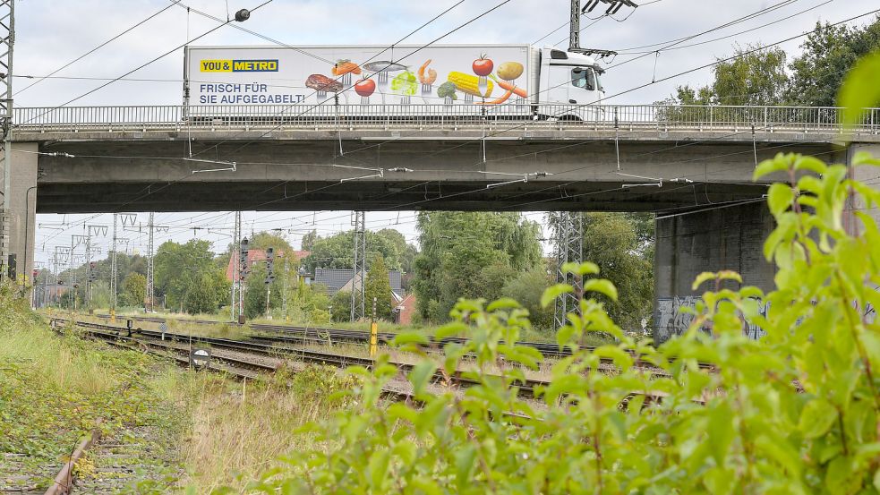 Da die Brücke über Gleise führt, muss die Bahn mit ins Boot geholt werden. Foto: Ortgies/Archiv