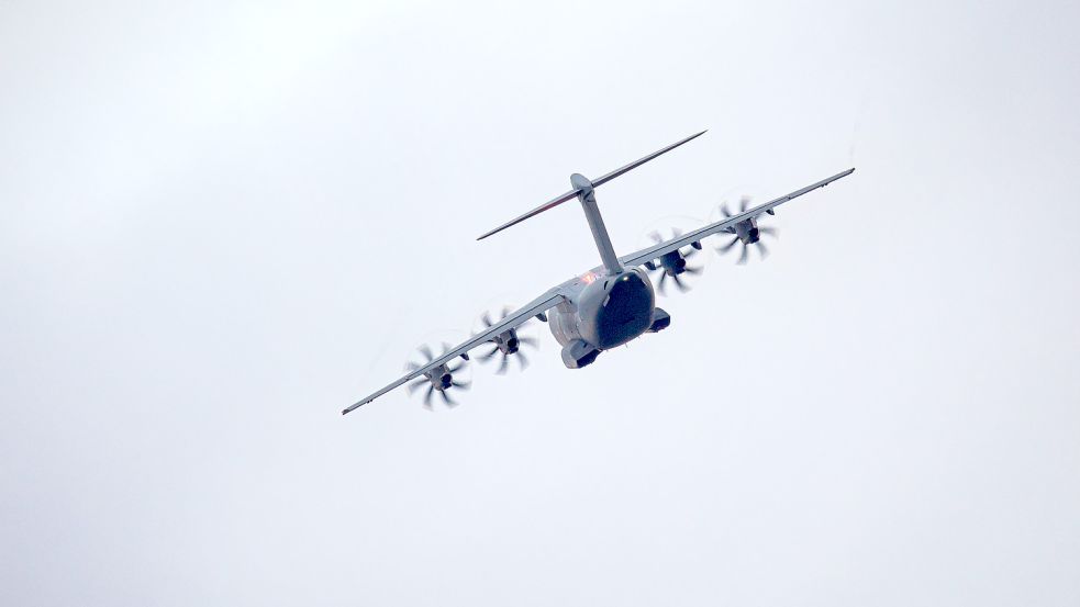 Während das Transportflugzeug vom Typ Airbus A400M fliegt, müssen zahlreiche Hubschrauber der Bundeswehr wegen Mängeln am Boden bleiben. Foto: dpa