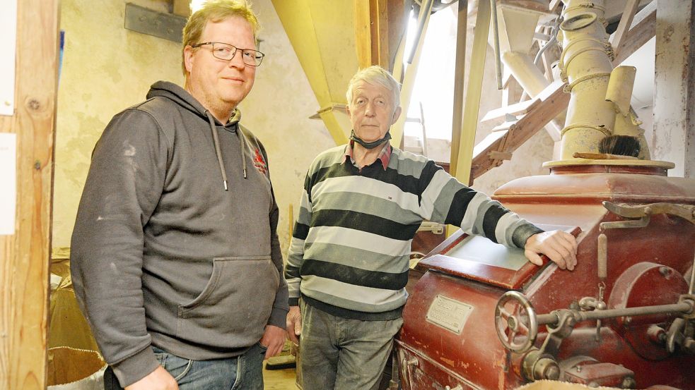 Die Müller Wolfgang und Frerich Bohlen erzeugen in ihrem Betrieb feine Auszugsmehle aus Weizen, Roggen und Dinkel. Foto: Lüppen