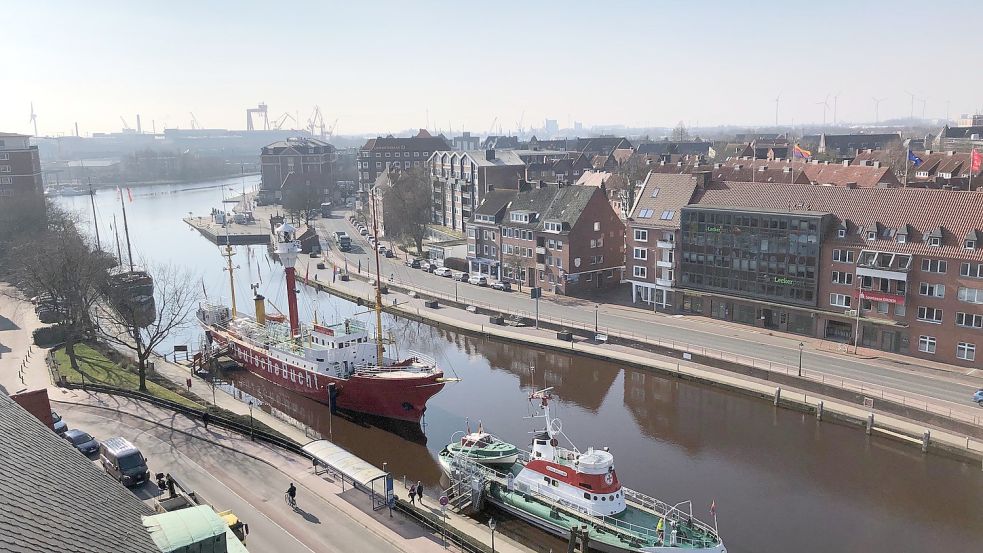 Auf der Rathausseite liegen die vier Museumschiffe. Gegenüber am Delft herrscht gähnende Leere. Das soll sich auch bald ändern, wenn es nach den Schiffs-Vereinen geht. Foto: Tomé